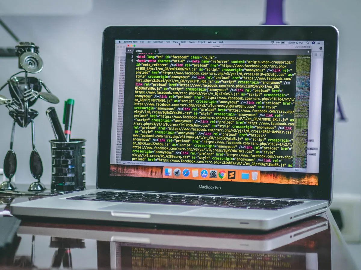 Kod yazılan iş masası — MacBook və redaktor