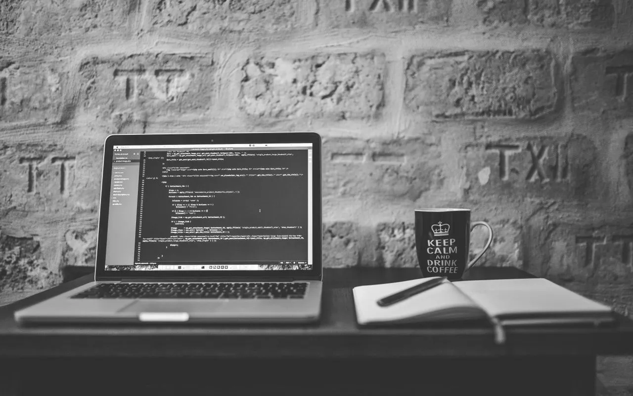 Sadə iş masası — laptop və qeyd dəftəri